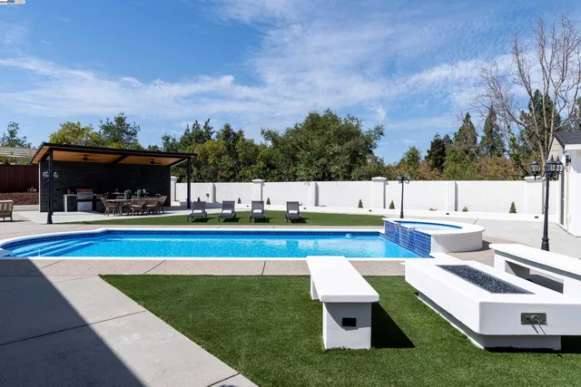 a dinning table and chairs in the patio