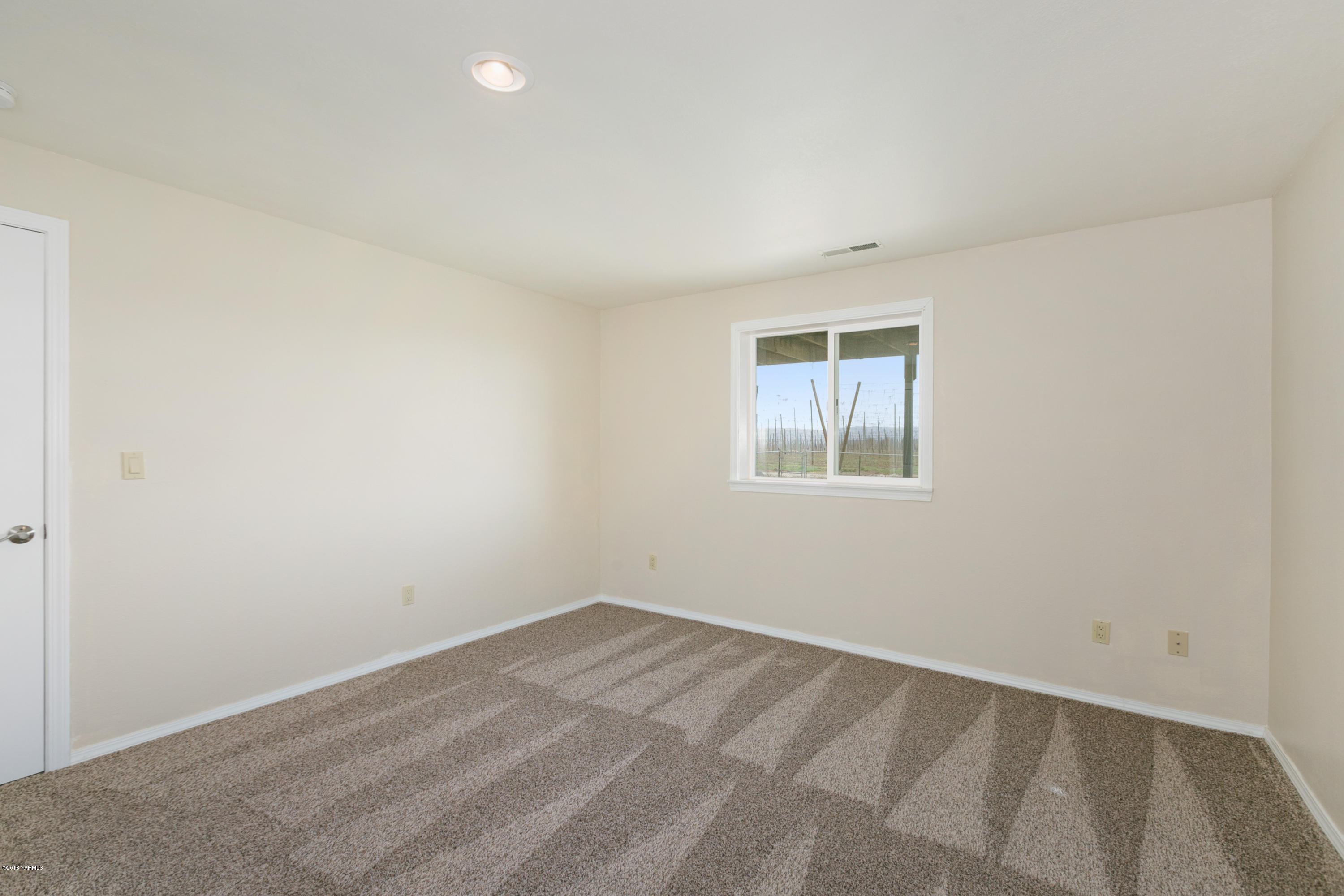 1004 Birchfield Road Yakima, WA 98901 - Photo 18 of 23 an empty room with a window