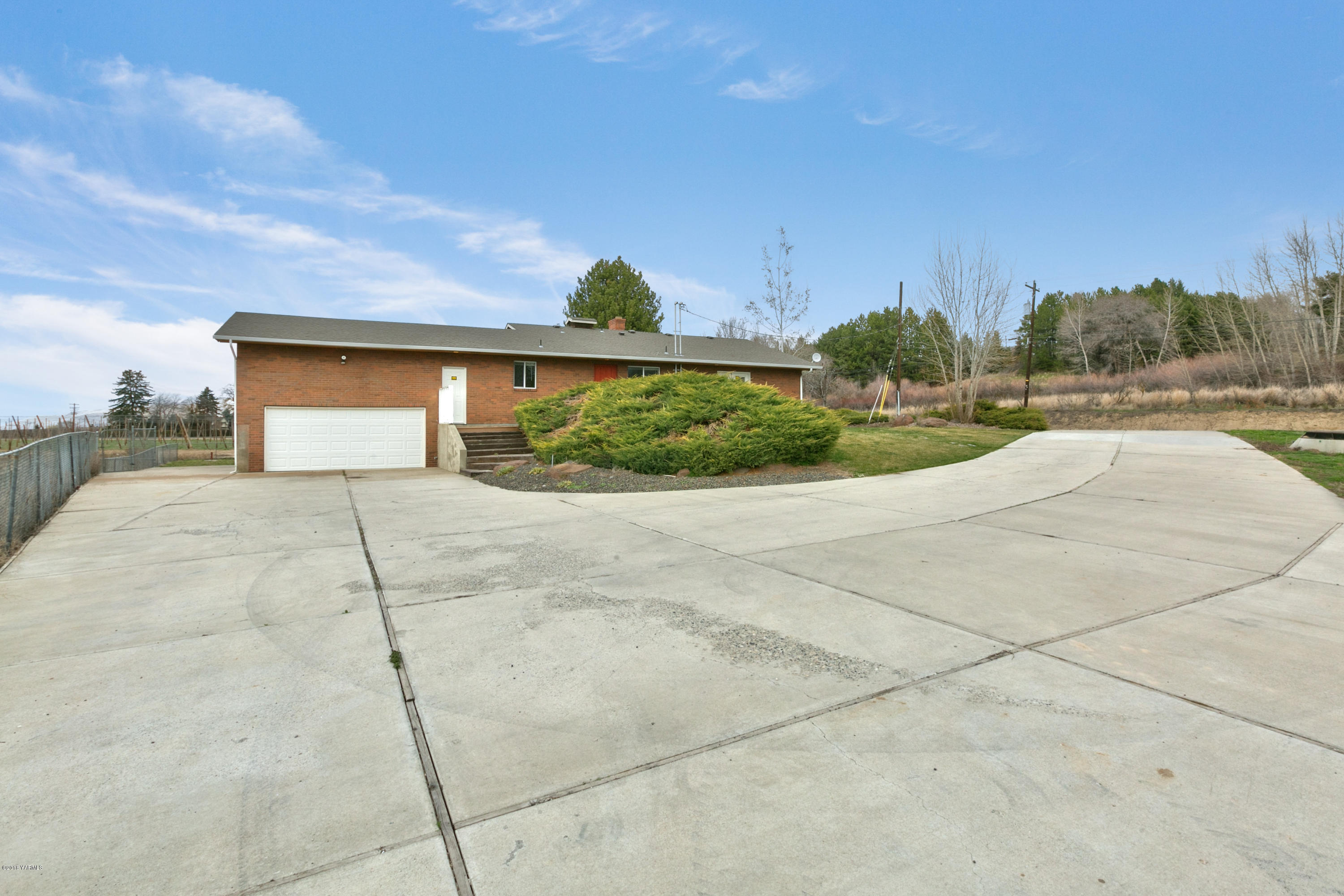 1004 Birchfield Road Yakima, WA 98901 - Photo 3 of 23 a view of a backyard of the house