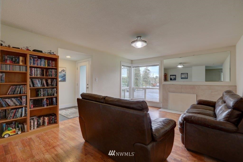 3901 Northeast 11th Court Renton, WA 98056 - Photo 3 of 13 Gallery Image 3