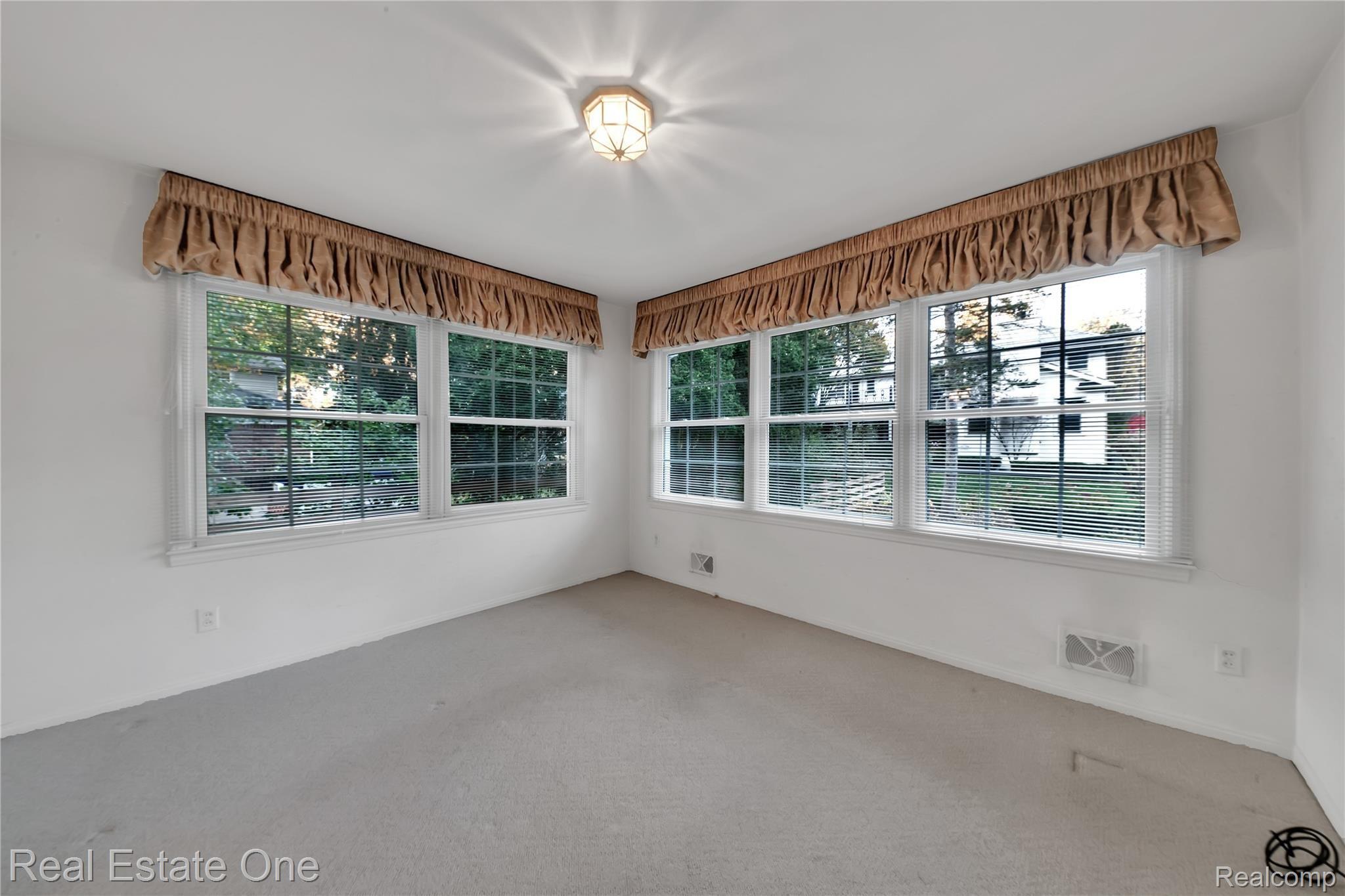 843 Tottenham Road Birmingham, MI 48009 - Photo 14 of 33 843 Tottenham - HD Drone Photography -16.jpg