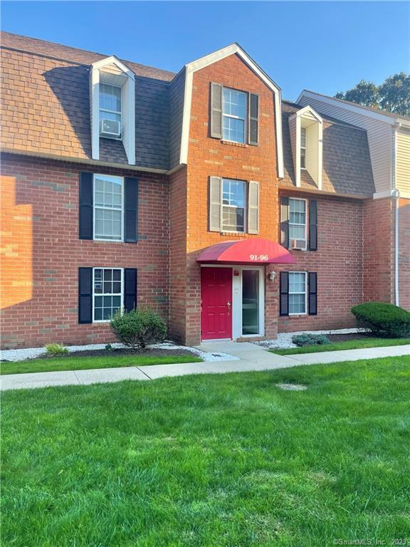 95 Heather Ridge, Unit 95 Shelton, CT 06484 - Photo 1 of 1 a front view of a house with a yard