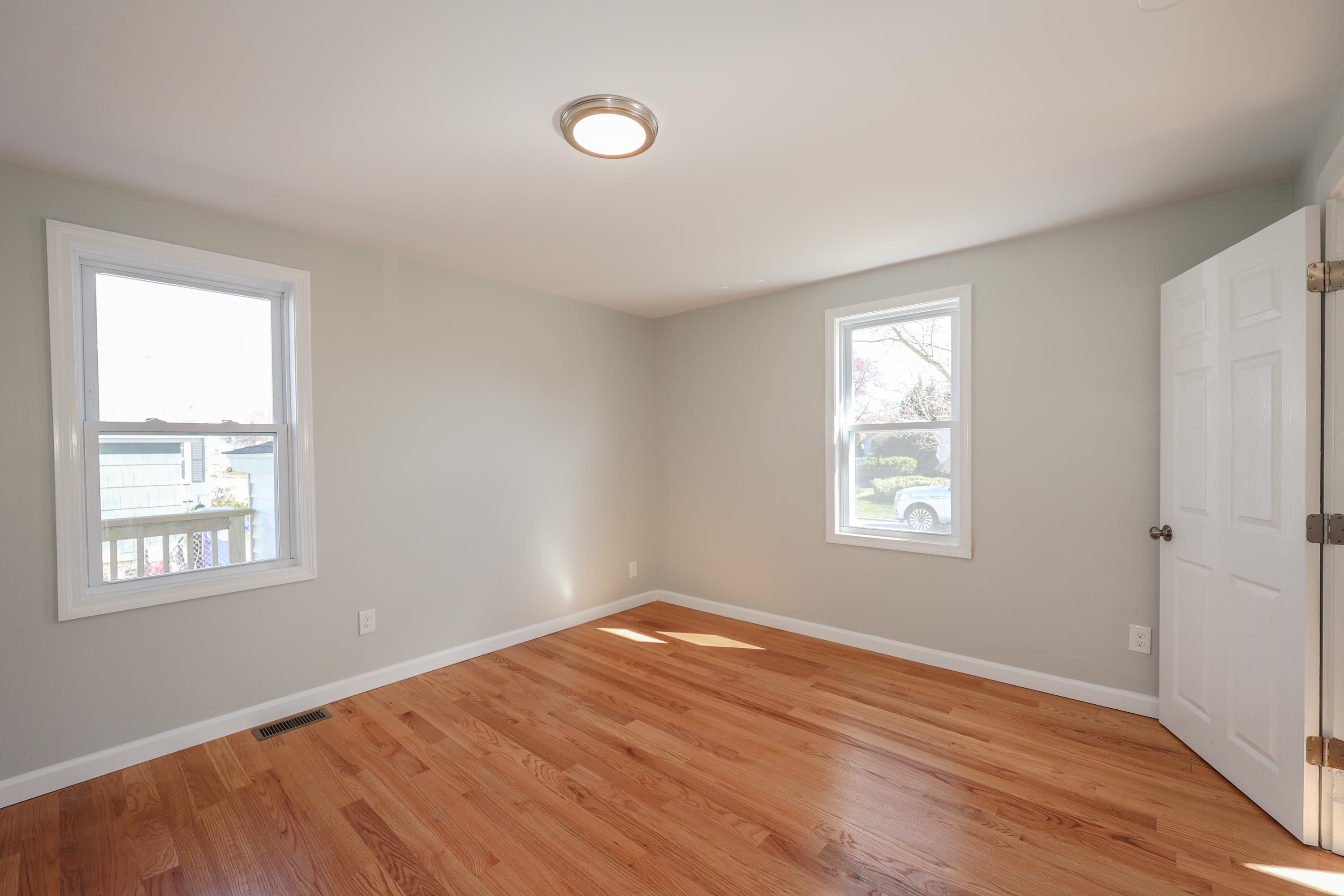 740 Howe Street Manchester, NH 03103 - Photo 4 of 38