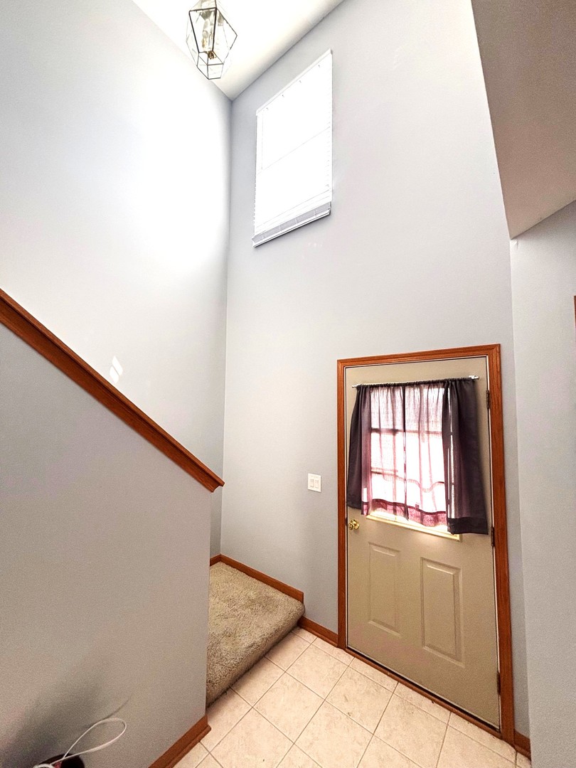 655 Chestnut Ridge Minooka, IL 60447 - Photo 4 of 21 a view of an entryway with a window