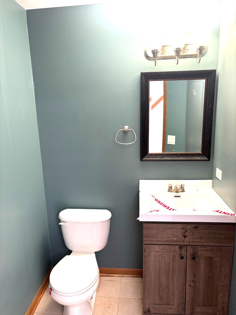 655 Chestnut Ridge Minooka, IL 60447 - Photo 10 of 21 a bathroom with a toilet sink and mirror