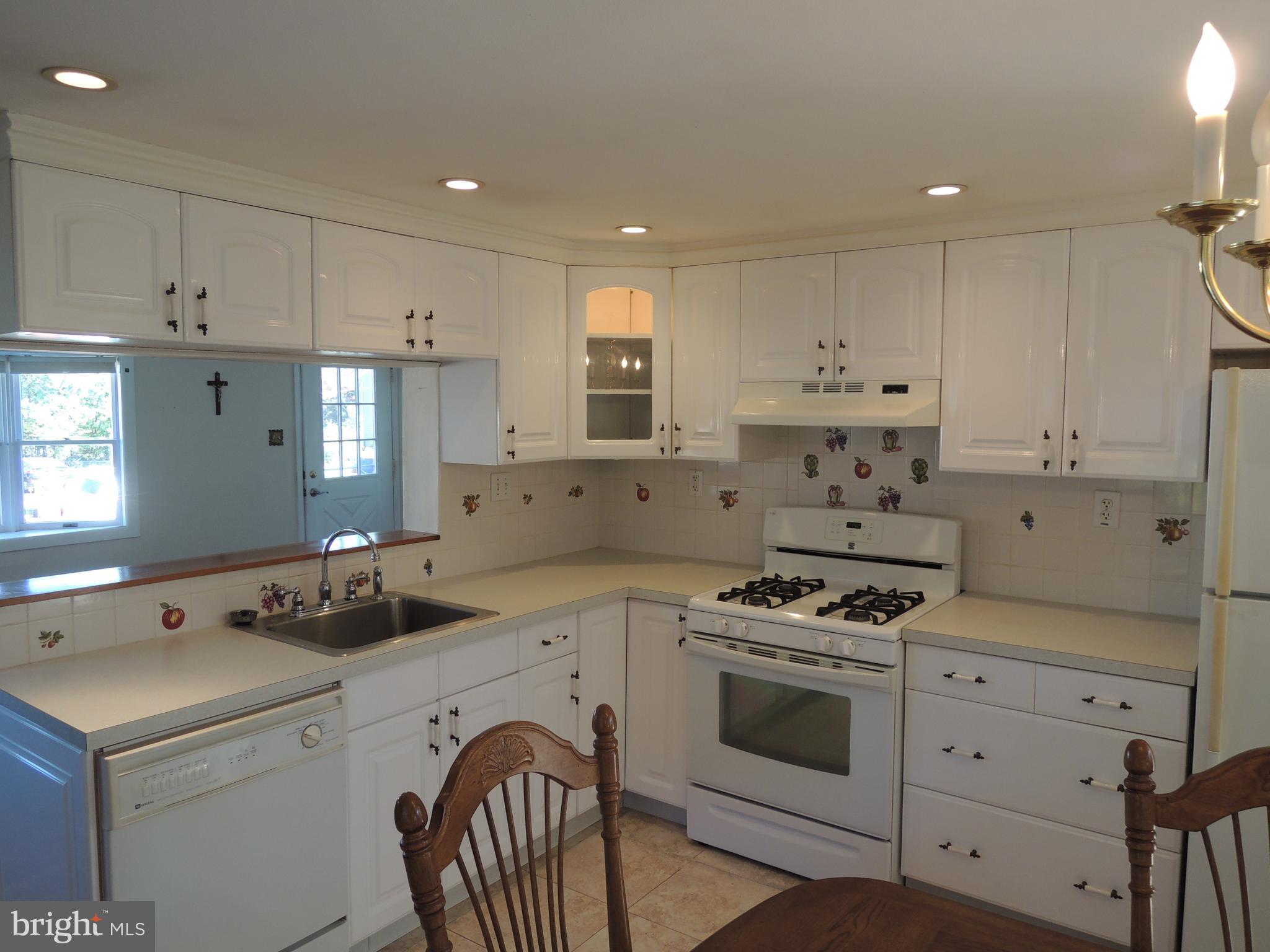 1520 Foster Road Warminster, PA 18974 - Photo 4 of 32 Recessed lighting, ceramic tiled back splash
