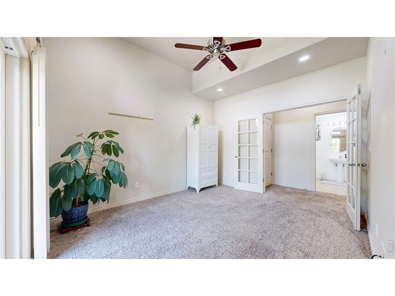 4672 West 20th Road, Unit 413 Greeley, CO 80634 - Photo 16 of 37 a living room with furniture and a potted plant