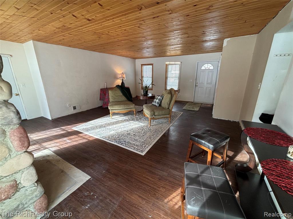 1818 Swaney Road Walled Lake, MI 48390 - Photo 12 of 16 Gallery Image 12
