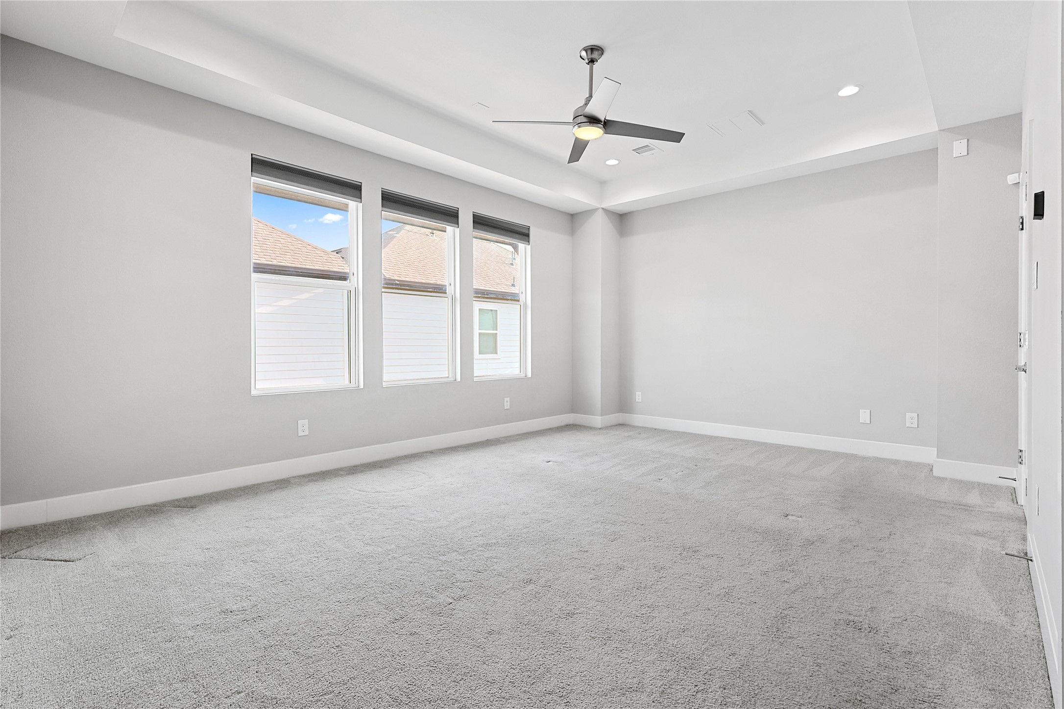1222 Upton Street Houston, TX 77020 - Photo 19 of 41 Oversized primary suite with tray ceilings, natural light & large walk-in closet.
