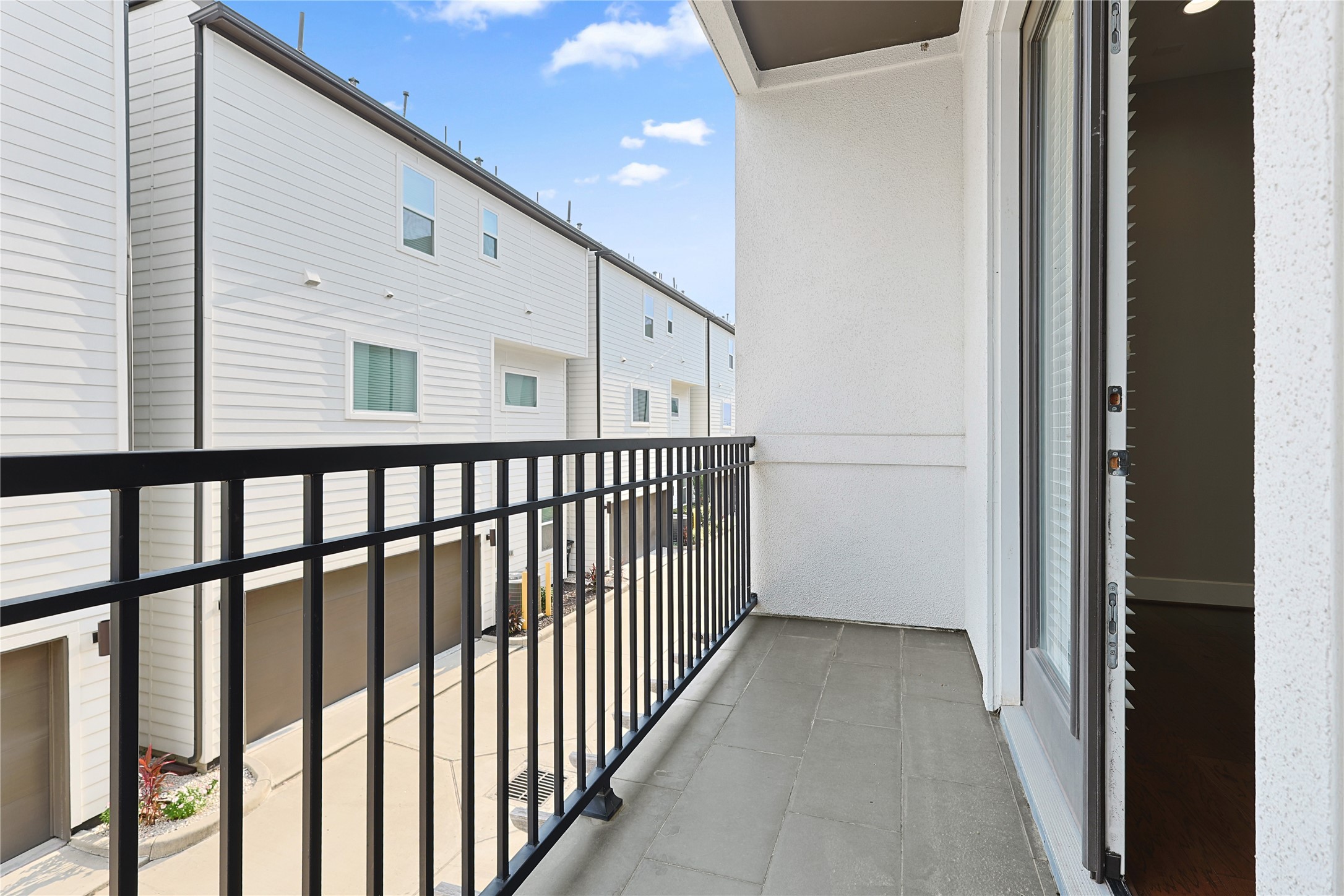 1222 Upton Street Houston, TX 77020 - Photo 32 of 41 cozy balcony located off 2nd floor living.