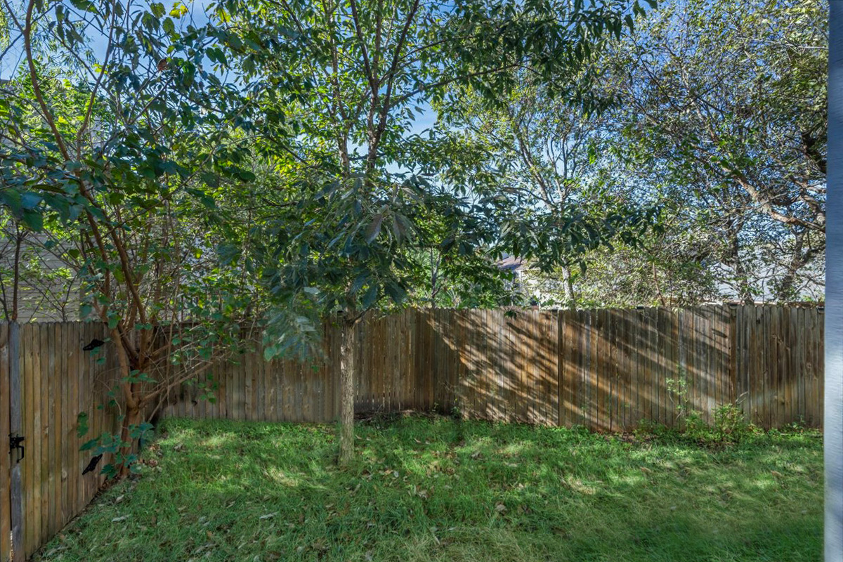 8922 Manchaca Road, Unit 906 Austin, TX 78748 - Photo 20 of 29 a backyard of a house with lots of green space