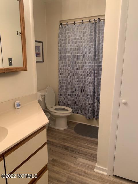 5112 B Greenville Loop Road, Unit B Wilmington, NC 28409 - Photo 12 of 16 Hall Bathroom