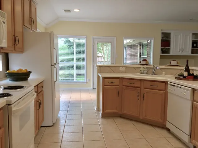 $2,350 | 114 North Queenscliff Circle, The Woodlands, TX 77382