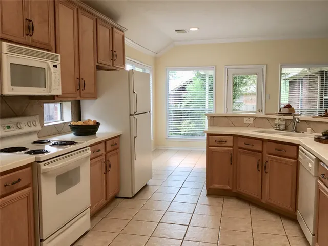 $2,350 | 114 North Queenscliff Circle, The Woodlands, TX 77382