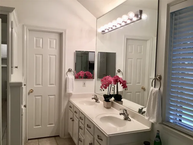 $2,350 | 114 North Queenscliff Circle, The Woodlands, TX 77382