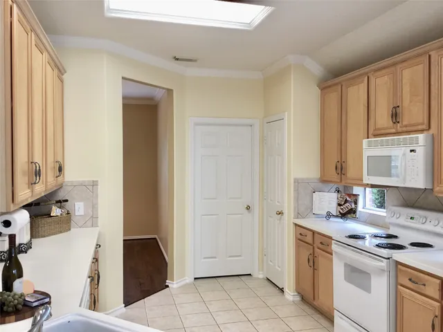 $2,350 | 114 North Queenscliff Circle, The Woodlands, TX 77382