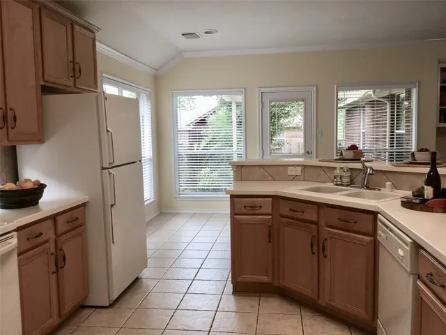 $2,350 | 114 North Queenscliff Circle, The Woodlands, TX 77382