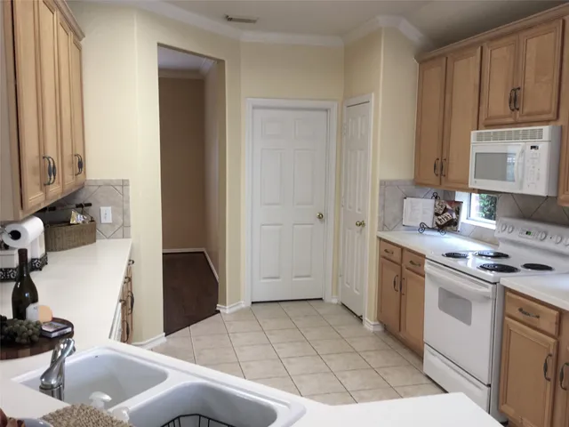 $2,350 | 114 North Queenscliff Circle, The Woodlands, TX 77382