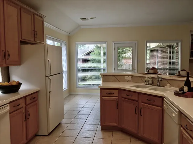 $2,350 | 114 North Queenscliff Circle, The Woodlands, TX 77382