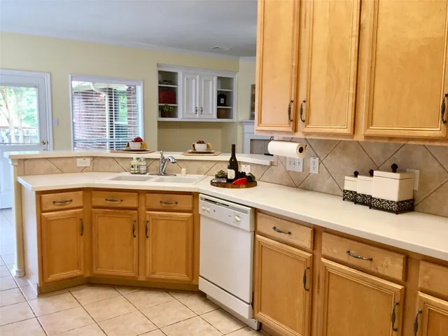 $2,350 | 114 North Queenscliff Circle, The Woodlands, TX 77382