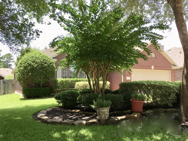 $2,350 | 114 North Queenscliff Circle, The Woodlands, TX 77382