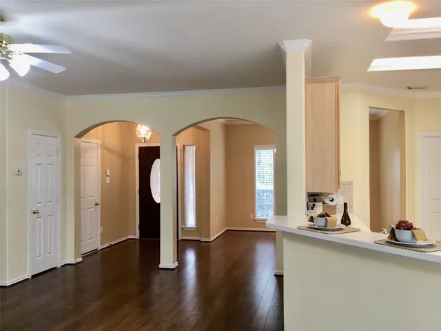 $2,350 | 114 North Queenscliff Circle, The Woodlands, TX 77382