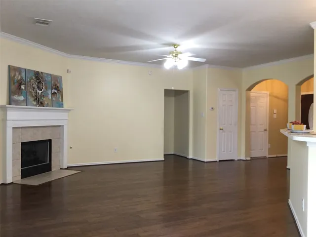 $2,350 | 114 North Queenscliff Circle, The Woodlands, TX 77382