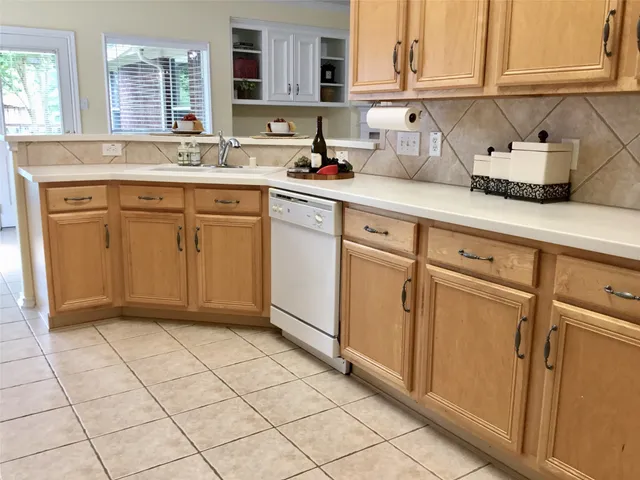 $2,350 | 114 North Queenscliff Circle, The Woodlands, TX 77382