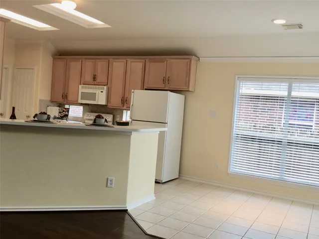 $2,350 | 114 North Queenscliff Circle, The Woodlands, TX 77382