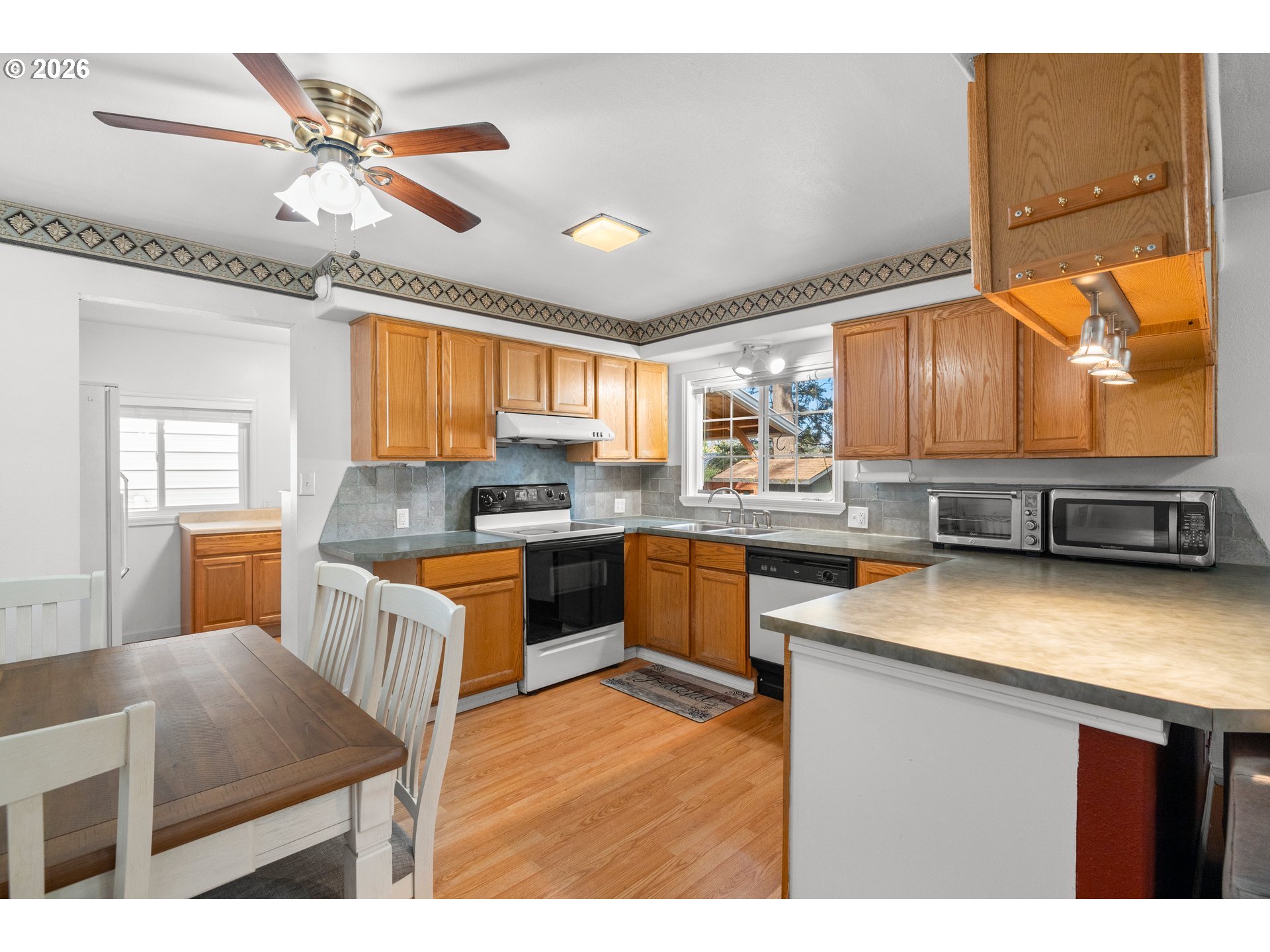 4925 Southeast 133rd Avenue Portland, OR 97236 - Photo 11 of 33 Kitchen/Dining Room