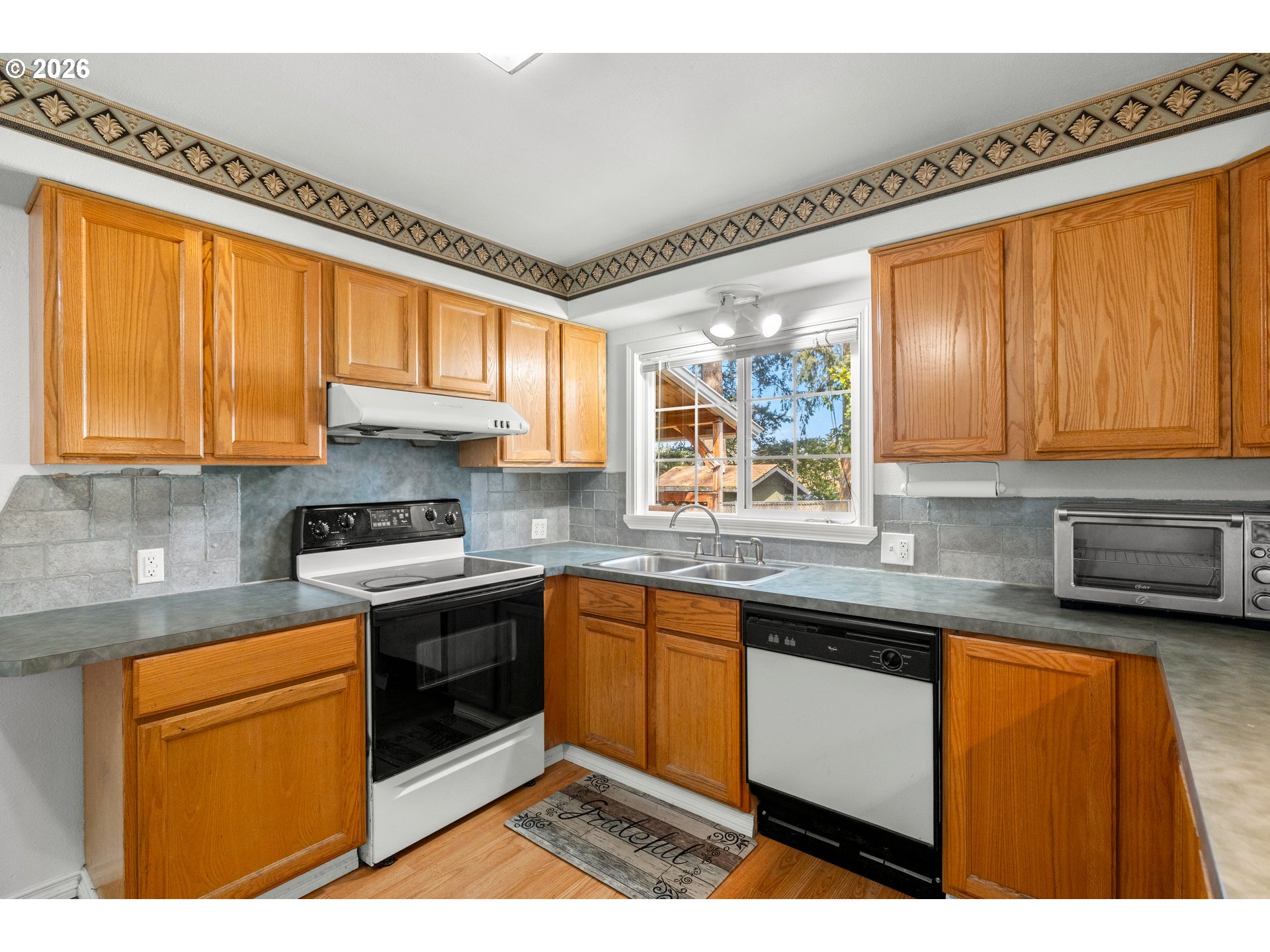 4925 Southeast 133rd Avenue Portland, OR 97236 - Photo 12 of 33 Kitchen