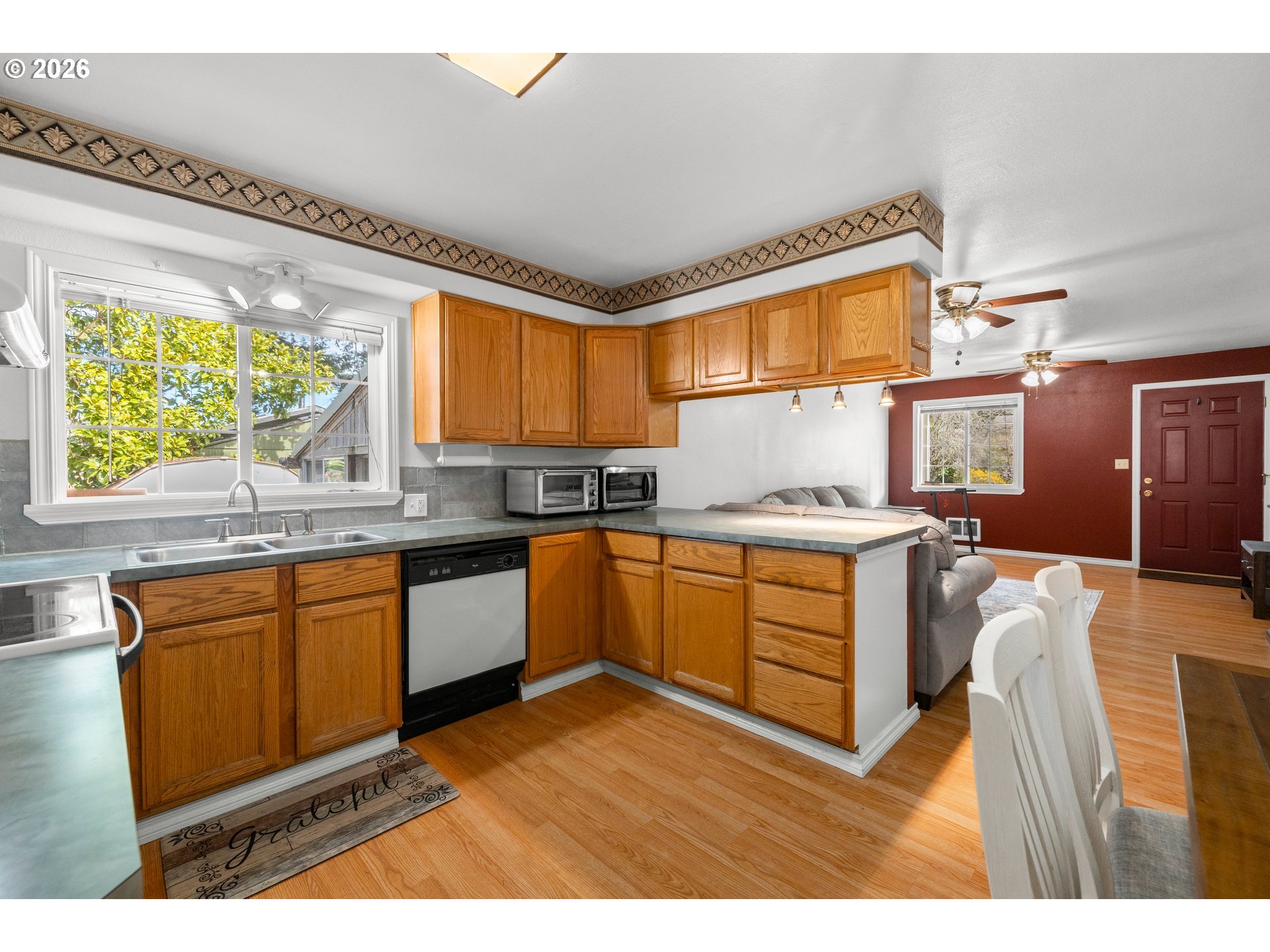 4925 Southeast 133rd Avenue Portland, OR 97236 - Photo 14 of 33 Kitchen