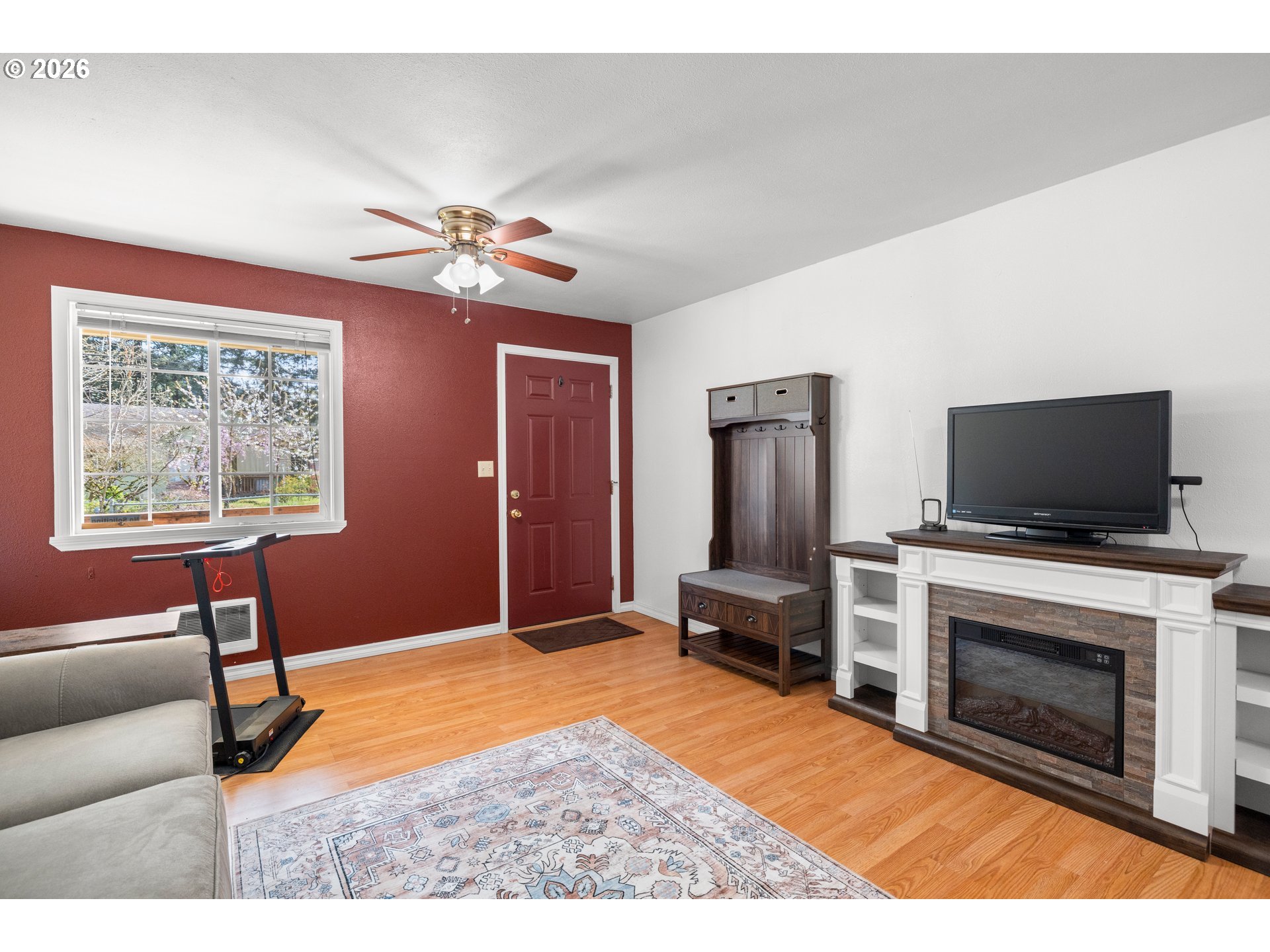 4925 Southeast 133rd Avenue Portland, OR 97236 - Photo 8 of 33 Living Room/Entrance
