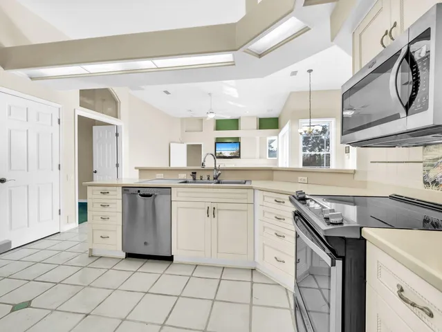 a view of utility room with washer and dryer