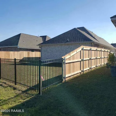 $2,200 | 135 Ridley Lane, Youngsville, LA 70592
