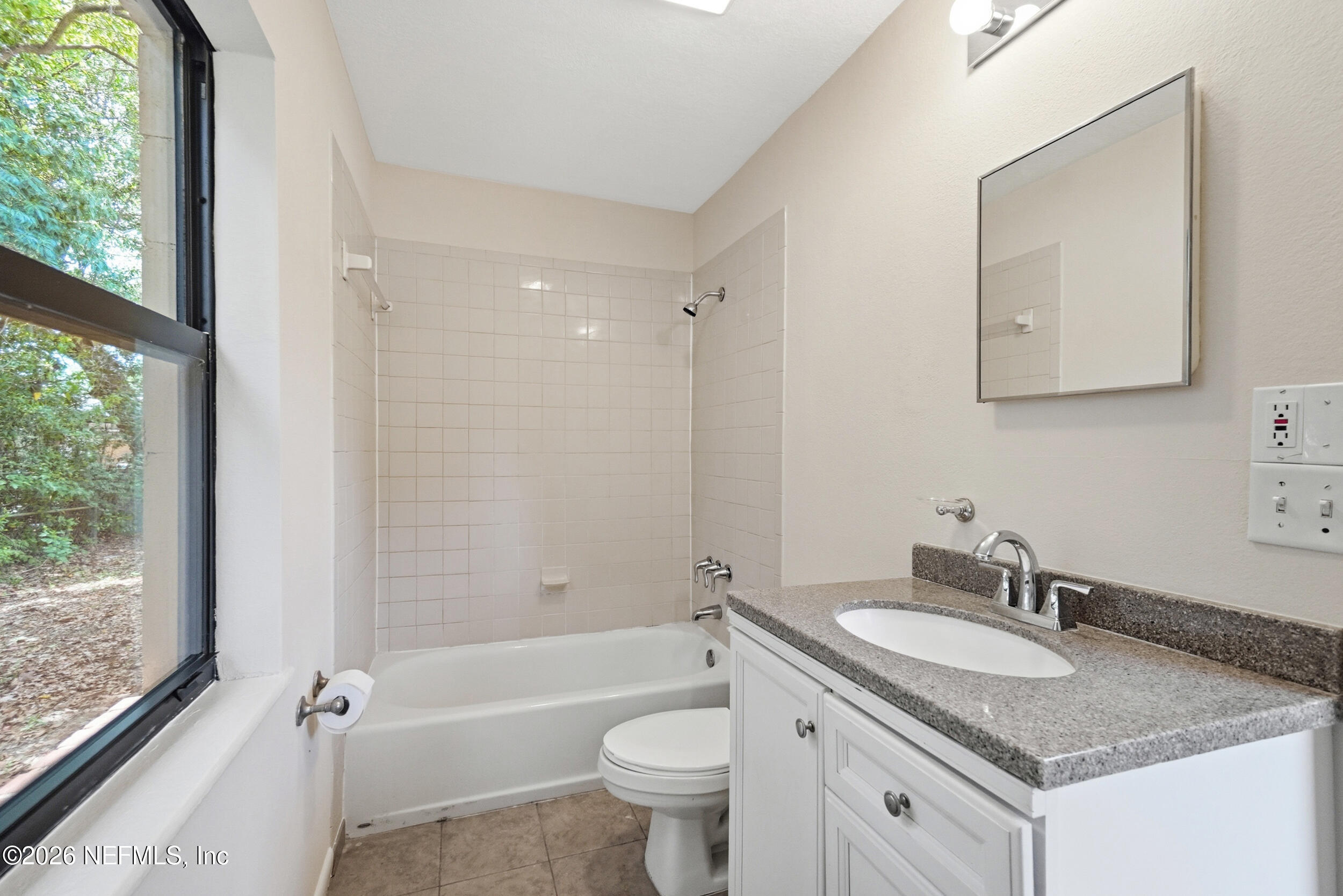 1648 Stafford Road Jacksonville, FL 32208 - Photo 13 of 32 Owner Bath