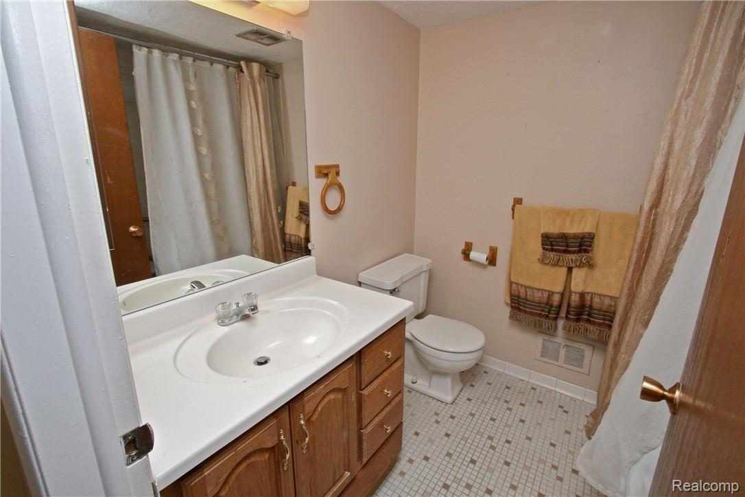 29257 Hayes Road, Unit J2 Warren, MI 48088 - Photo 18 of 24 18Bathroom.jpg