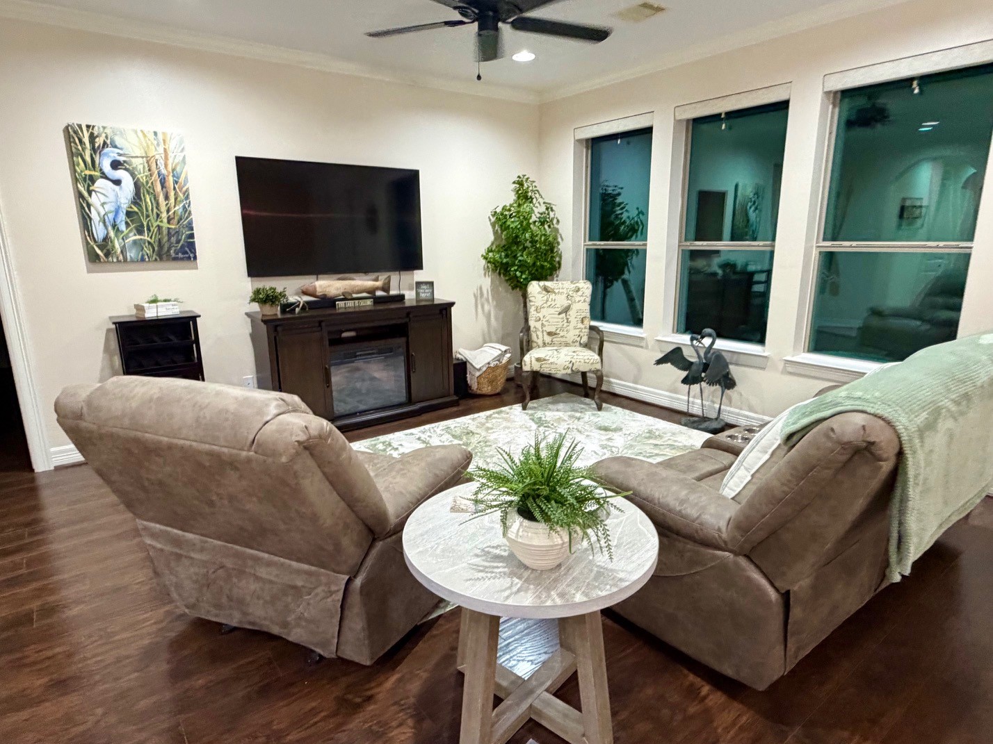 2112 Fm 3186, Unit B8 Onalaska, TX 77360 - Photo 17 of 25 a living room with furniture and a flat screen tv