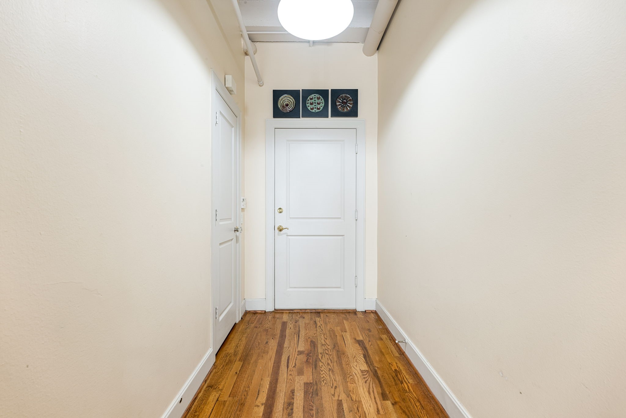 1120 Texas Street, Unit 7D Houston, TX 77002 - Photo 9 of 28 a view of a hallway