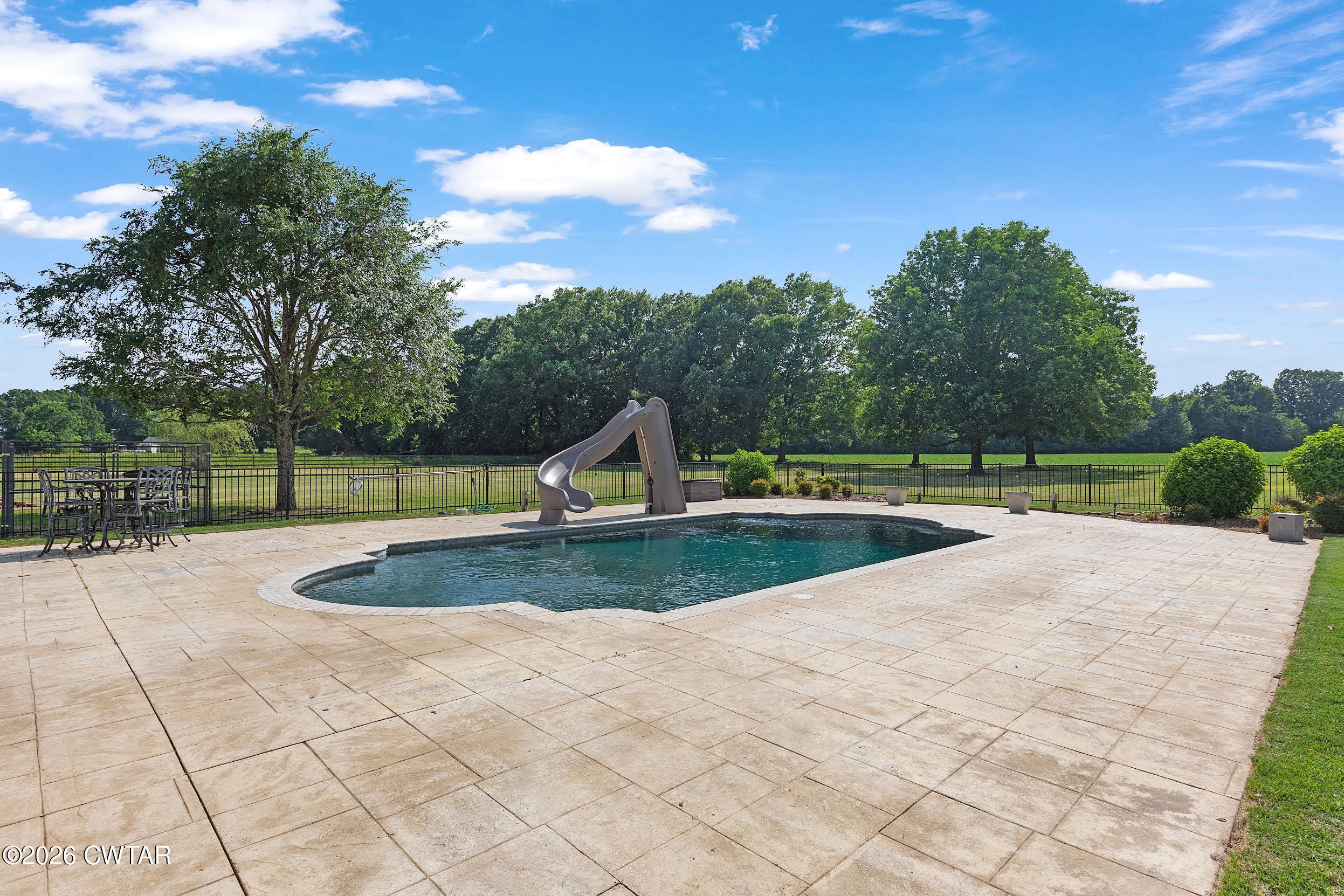 58 Huntington Place Jackson, TN 38305 - Photo 6 of 38 a view of a garden