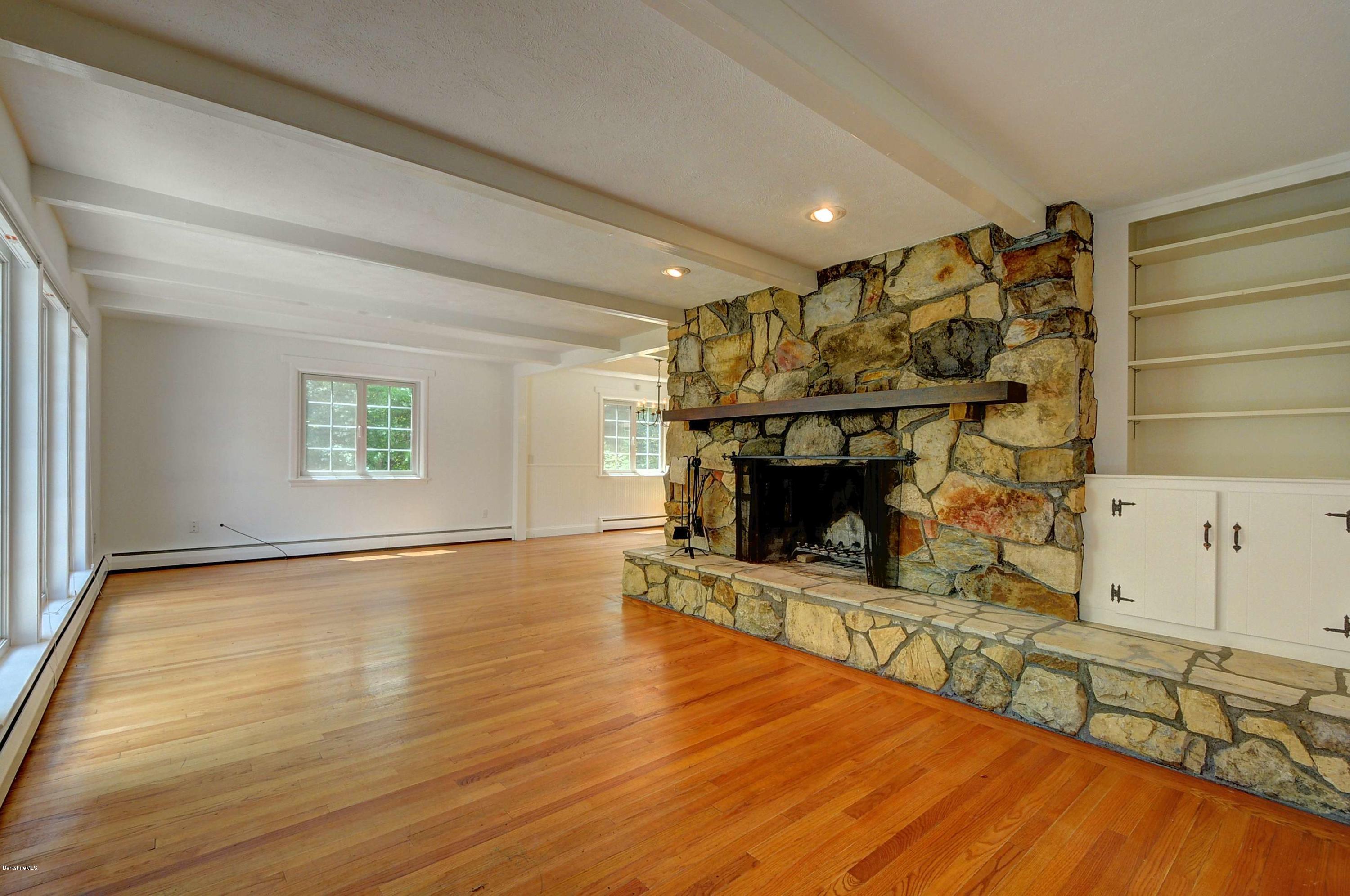 295 Partridge Road Pittsfield, MA 01201 - Photo 5 of 17 2004 Living Room