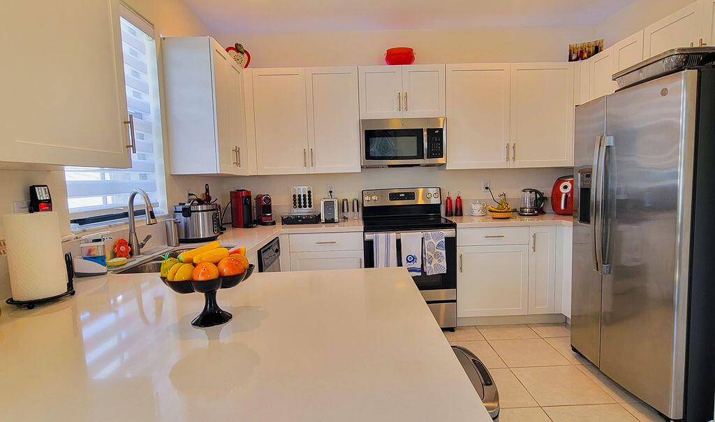 10902 West 33rd Way Hialeah, FL 33018 - Photo 9 of 121 20260209_122729