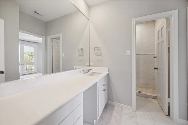 $929,000 | 10 South Briar Hollow Lane, Unit 87, Houston, TX 77027