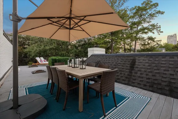 $929,000 | 10 South Briar Hollow Lane, Unit 87, Houston, TX 77027