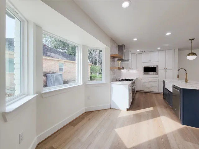a view of a livingroom with an empty space