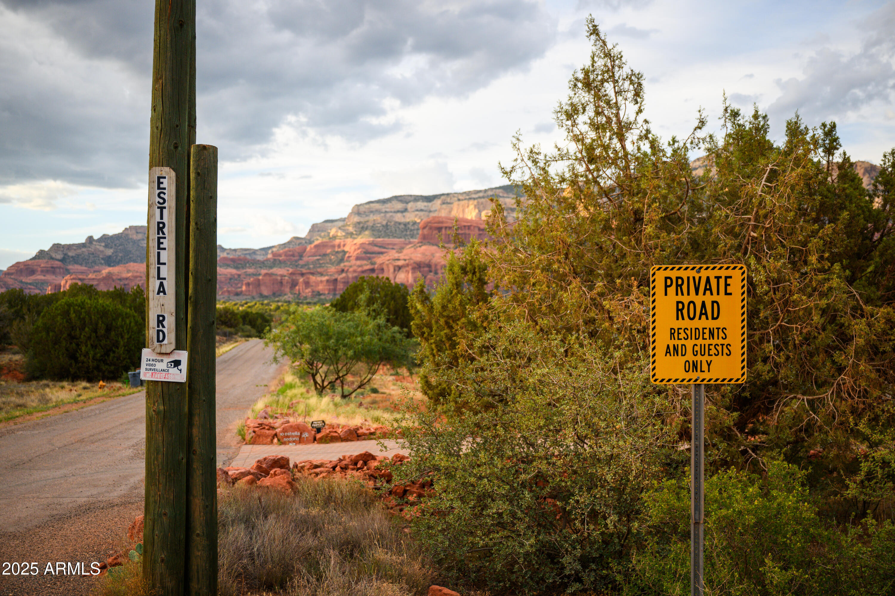 55 Estrella Road, Unit 5 Sedona, AZ 86336 - Photo 48 of 61 a view of a road from a balcony