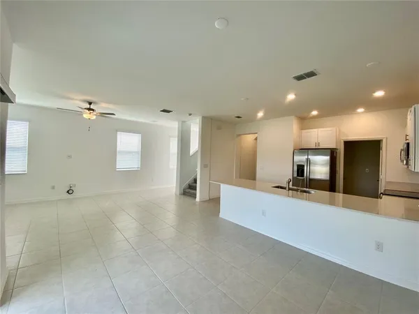 a view of a big room with kitchen and living room