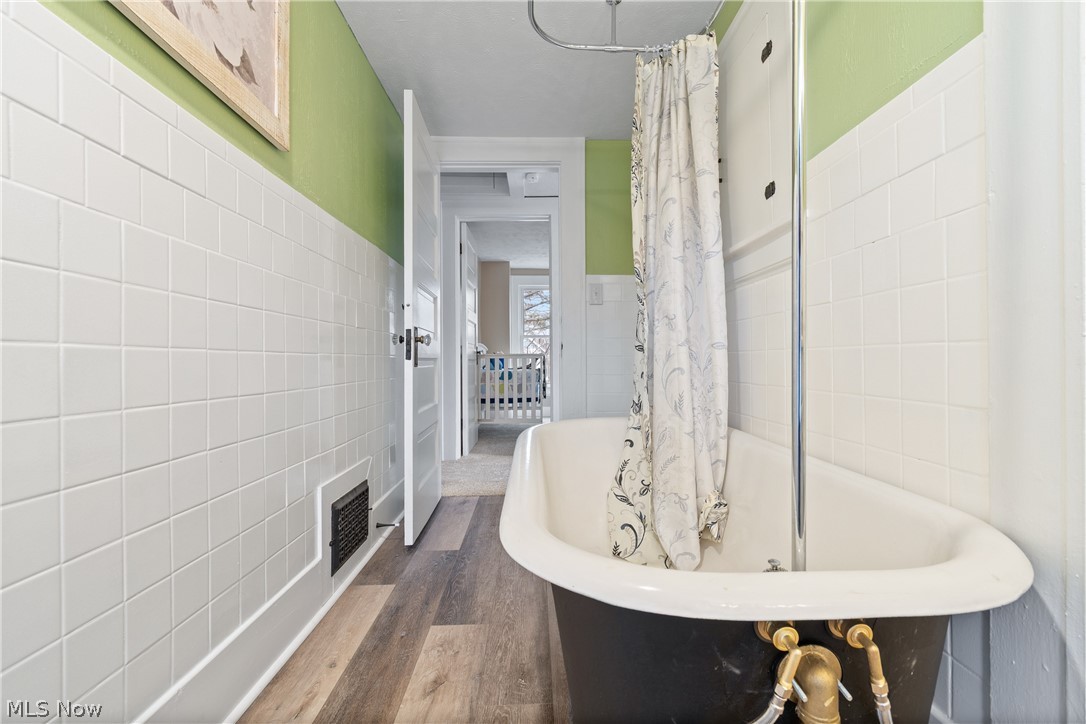 462 Spaulding Street Akron, OH 44310 - Photo 23 of 36 2nd floor full bath