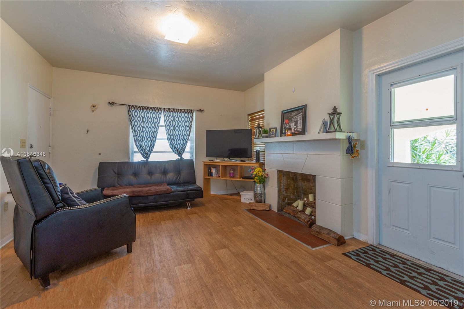 27 Northwest 21st Street Homestead, FL 33030 - Photo 2 of 13 Family room