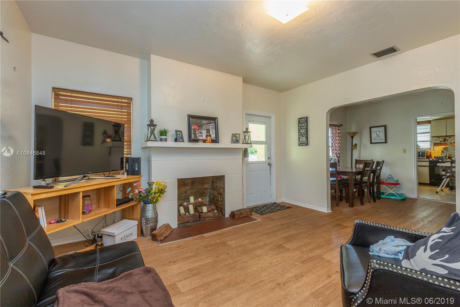 27 Northwest 21st Street Homestead, FL 33030 - Photo 3 of 13 Living room